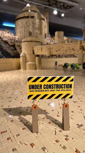 LEGO Podrace Arena - Endspurt 🥳🥳 Nun passt auch die Funktion auf der Haupttribüne! Für unsere May the 4th Aktion am 03.&04.05. muss zwar noch fleißig gebaut werden, aber es geht voran! Sei dabei und baue mit uns am 03. - 04.05.2025 Bei unseren May the 4th Days! Wo? In Oberhausen im Spielzimmer! Alle Details auf unserer Website 🥳 Wir freuen uns auf Euch! Tobi, Christooh, Hendrik & Philipp #lego #oberhausen #starwars #legostarwars #event #jbspielwaren #moc #cosplay #podrace | JB Spielwaren