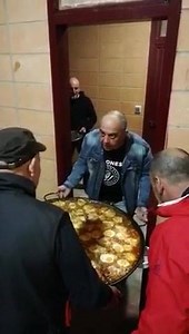 285K views · 2.7K reactions | Probablement, el repte d’enginyeria més gran al que es pot enfrontar un valencià: que cuines un bon calder per a dinar i no hages calculat com traure’l per la porta després. Atenció al silenci sepulcral que s’acaba fent... és pur drama. Ací un vídeo on faig una anàlisi i comente la situació, les frases mítiques i els personatges: https://www.facebook.com/1406383729594424/posts/2368474036718717?sfns=mo | Eugeni Alemany | Facebook