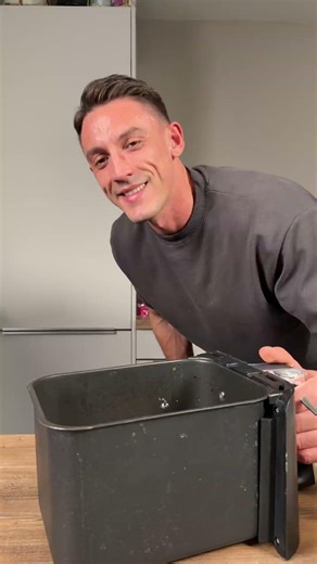 Caesar salad from the air fryer? 🔥 (High protein & only 325 kcal!)