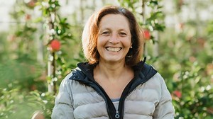 20K views · 173 reactions | 3 Jahre dauert die Umstellung von der integrierten auf die biologische Anbauweise. Mittlerweile bauen bereits knapp 250 Bauern und Bäuerinnen ihre Äpfel im Vinschgau biologisch an.  Durch das im Vinschgau einmalige Projekt BioGraphy ist es möglich alle Biobauern kennenzulernen. Alle Bio-Bauern im Überblick: https://bit.ly/3ou3URL | Mela Val Venosta | Facebook