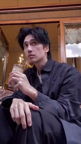 Un hombre descubre el secreto de la ‘eterna juventud’ ¿Cuántos años crees que tiene este hombre? El singapurense Chuando Tan se hizo viral en redes en cuestión de horas por su “juventud eterna”. Aunque parece un veinteañero, en realidad ya cumplió… 60 años. #modelo #singapur #viral #edad #secreto