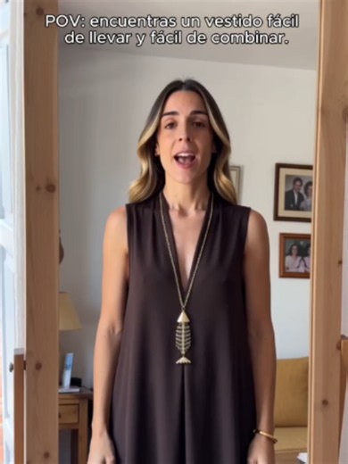Vestido largo sin mangas en color marrón oscuro, con escote en V y silueta amplia para un look cómodo, fluido y natural. Su caída ligera hace que funcione bien tanto en casa como en salidas del día a día, especialmente con sandalias, collar largo o accesorios sencillos. Una opción práctica para quien busca verse arreglada sin complicarse demasiado. #VestidoLargo #VestidoSinMangas #ModaFemenina #LookCasual #OutfitDelDía #ModaEspañola #VestidoMarrón #EstiloRelajado #RopaDeMujer #TikTokFinds
