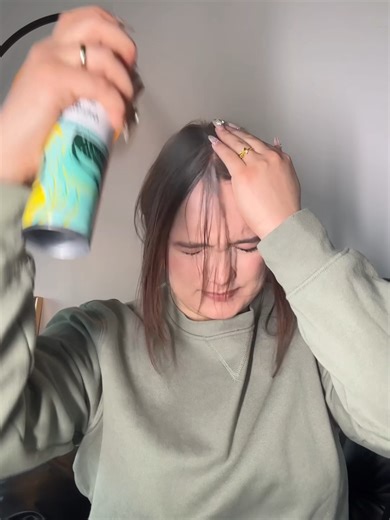 Benutzt ihr wirklich noch diese alten Trockenshampoos mit weißem Pulver? Leute, hört damit auf – genau das kann eure Poren verstopfen und sogar Haarausfall begünstigen! Ich hab ein Trockenshampoo gefunden, das absolut keine Rückstände hinterlässt – wirklich das beste, das ich je benutzt habe! 😻😻😻#Halovida #trockenshampoo #dryshampoo #hairtok #hairhack #fyp #fürdich #haarpflege #haare #tiktokshop #Neujahr #2026 #drogerie #dm #rossmann #newyearnewme #gamechanger #LifeHack #TikTokShopJumpstart