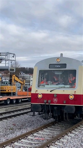 9K views · 568 reactions |  In gut sechs Wochen sollen die ersten Fahrgäste auf der Hermann-Hesse-Bahn befördert werden.  Derweil ist bereits die erste Testfahrt absolviert - wenn auch mit Hindernissen. Wie der Calwer OB diese erlebt hat, erfahrt ihr unter  schwabo.de/xge  Simon Gisy ✂️ Salome Menzler | Schwarzwälder Bote | Facebook