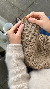 1.2M views · 5.9K reactions | Jeg strikker i disse dage på feriens spontane strikkeprojekt: en taske i jutegarn  Det er sjovt og udfordrende - og, når man lige har vænnet sig til det grove garn, slet ikke så slemt, som man skulle tro ☝ Den skal hedde Coast Bag, og opskriften kommer snart på www.petiteknit.com  ______________________________________________ #knit #knitting #knitwear #strik #strikk #PetiteKnit #coastbag | PetiteKnit | Facebook