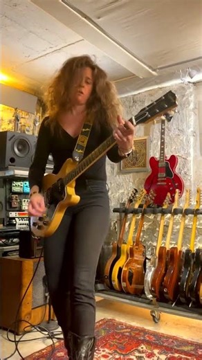 Classic riff quizz for beginners: what’s the song’s title? You got 1second! #musicchallenge #guitar