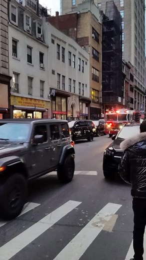 FDNY ENGINE 1 SIRENS UPCLOSE MIDTOWN MADNESS CREW NYC Fire Department shorts fdny firetrucks | WestCoast Fire Media