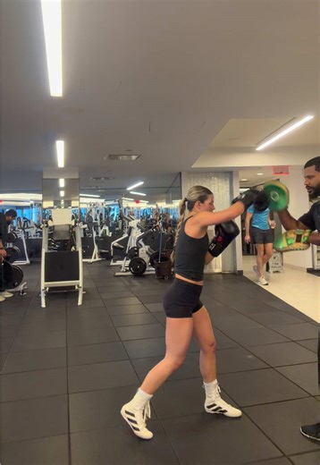 My fav thing I added to my 2025 routine 🤍 highly recommend trying boxing if you haven’t yet! #fyp #personaltrainer #workoutforwomen #boxingforwomen