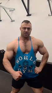 Tomáš Mach @tomas_mach_bodybuiding – několikanásobný mistr ČR v kulturistice – přijímá výzvu! 💪👋 Síla, disciplína a teď i facky. Tohle bude premiéra, na kterou se nezapomíná! RedFace 7 – 12. 7. v Ústí nad Labem. Budou lítat facky! 🔥 #RedFace7 #TomasMach #kulturistaVSfacky #budoulitatfacky #ticketlive | RED FACE