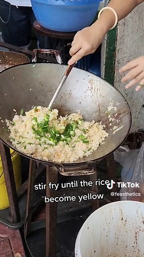 Aunty is showing her kids how to cook a proper restaurant-graded Thai egg fried rice. Ingredients: 1. Eggs 2. Jasmine rice 3. Spring onions 4. Crab meat 5. Salt 6. Soysauce 7. Oyster sauce 8. Cooking oil Please subscribe to our chanel. #cookinghacks #cookingtiktok #foodvlog #dinnerideas #streetfood #thaifood #bangkok