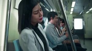 Femme asiatique assise dans le métro. : vidéo de stock (100 % libre de droit) 1069177522 | Shutterstock