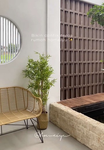Dekorasi Teras Rumah dengan Pohon Bambu Artificial