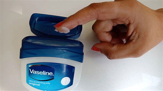 Vaselina faz mais que hidratar e esses usos provam isso
