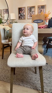 5.7M views · 27K reactions | No high chair needed here #mom #momhack #hack #baby #highchair #momlife #parenting #momsover30 #momssupportingmoms | The Midwest Ladies | Facebook