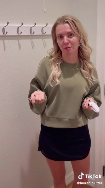 MOM HACK: removing command strips without stripping your paint #momhack #monhacks101 #momhacks #momcontent