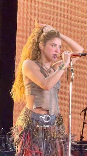 Shakira performs “Suerte (Whenever, Wherever)” at LMYNL World Tour #shakira #lmynlworldtour #lmynl