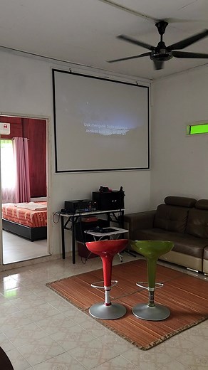 *NHM0376* *HPM106* ❤️Mawar putih homestay private pool Melaka 🏖️ di pesisir pantai kg telok gong pengkalan balak melaka.😍 . 🏊‍♂️ mandi kolam boleh ✅mandi laut pon boleh kampung stay yg mendamaikan ✅ maksimum 20 pax termasuk kanak2 ✅sahabat muslim sahaja ✅ private pool 18x10 dalam 4 kaki. ✅ 4 bilik fully aircornd. ✅ high speed wifi ✅Netflix. Utube. Dtv chanel ✅coway ✅mesen basuh ✅bbq keluarga ✅ laman berpagar luas dan rumah serba besar dapur lengkap peralatan. . ✅Ada sediakan sewaan set karoak