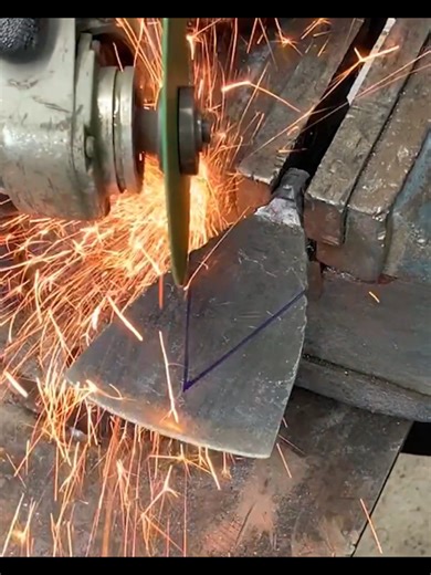 “Amazing DIY idea! 🔧 A welder attaches a trowel to a motor and creates a surprisingly useful tool. You have to see how it works!” #tools #handmade #DIYProject #CreativeIdeas #SmartWork