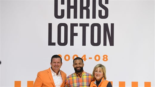 Kevin Durant congratulates Tennessee basketball legend Chris Lofton on jersey retirement