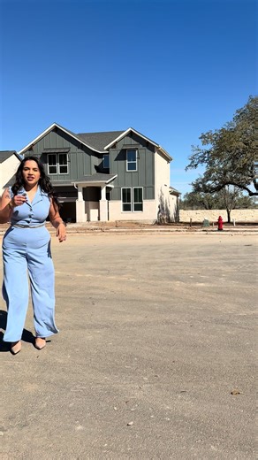 If motherhood teaches you anything, it’s humility… in public. Si la maternidad enseña algo, es humildad… en público. #motherhoodbelike #mysonismyworld #momlifeunfiltered #mamáreal #sinfiltro