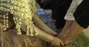 The bride washes her mother's feet. The term siraman itself comes from the word flush which in Javanese means bathing. Siraman is done as a symbol of inner and outer cleansing.