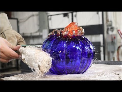 Satisfying Glassblowing: Sculpting a pumpkin out of molten glass, full demonstration