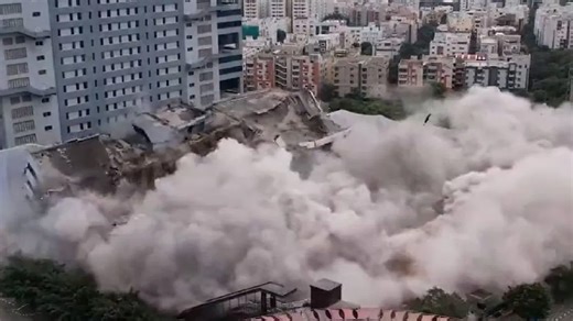 Hyderabad: మైండ్‌స్పేస్‌లో రెండు బ్లాక్స్‌ క్షణాల్లో కూల్చివేత.. భారీగా అలుముకున్న దుమ్ము, ధూళి..