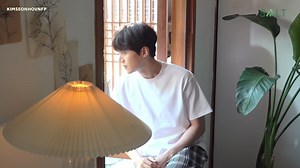 [VIETSUB] KIM SEON HO KHÔNG SỢ NHỆN Đây là cảnh cut trong vid making của MV 너라는 이유. Đang quay thì có bạn staff la lên “Akk nhện!” thế là anh mình nổi máu anh hùng liền luôn. :))) Hoá ra anh sợ độ cao, sợ ma, hay giật mình nhưng tuyệt nhiên không sợ nhện. 🤭 _____ Source: SALT Entertainment Trans & Edit: Huniya Kim Seon Ho 김선호 Vietnam Fanpage | Kim Seon Ho 김선호 Vietnam Fanpage