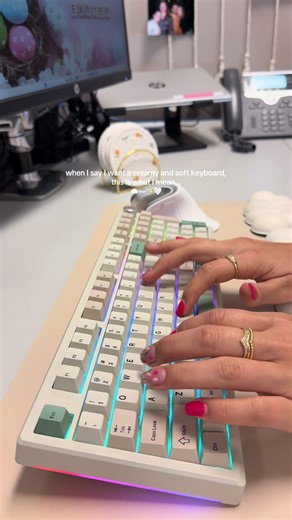 besties! I am obsessed!!! @ELECFOX you outdid yourselves with this keeb 🤎 #keyboard