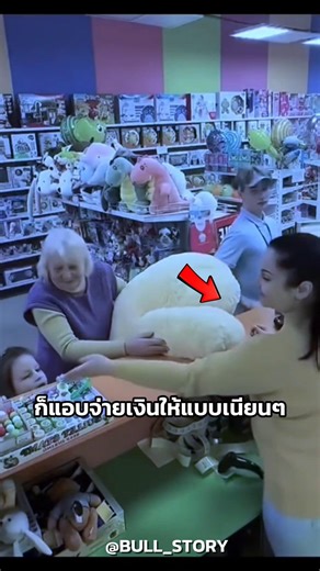 พนักงานหนุ่มคนนี้ใจดีกับสองคนนี้มาก💥#shorts