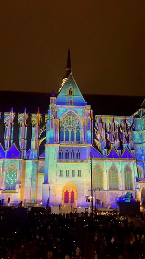 🤩 Le mapping magnifique sur la Basilique de Saint-Quentin ! Venez l’admirer tous les jours jusqu’au 29 décembre de 17h30 à 22h. | Ville de Saint-Quentin