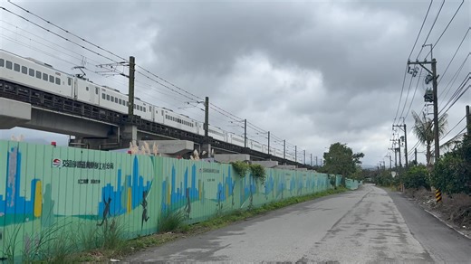 472次新自強號-瑞北站北側 司機還鳴笛問候。😆 | 黃家榮