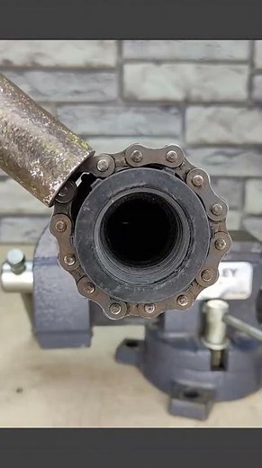 The trick to remove a stuck faucet cartridge using an old chain #plumbing #lifehacks #DIYtips #tools