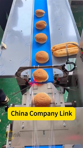 Shape-Protecting Soft-Sealing Pillow-Type Bread Packaging Machine: Suitable for pillow-type automatic packaging of baked goods such as toast, dinner rolls, baguettes, and small cakes. #pillowpackingmachine #automaticpackingmachine #cakepackingmachine #breadpackingmachine #foodpackingmachine #automatic #packingmachinemanufacturer #packingmachinefactory #packaginginnovation | Link packing machine company
