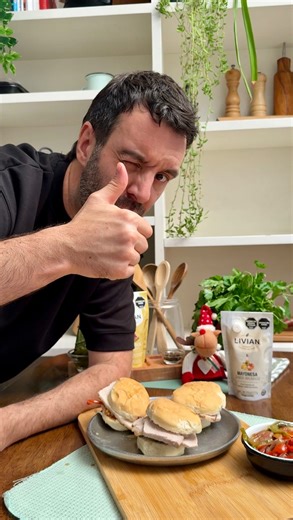 Paco Almeida on Instagram: "SANDWICH DE CERDO MARINADO! Platazo para tus reuniones de fin de año! Siempre acompañado por los mejores aderezos de los amigos de @livian.arg INGREDIENTES: -1 carre de cerdo -2 morrones rojos -2 morrones verdes -1 cebolla morada Para la marinada: -100 gr de mostaza Livian -300 cc de sidra -1 cda de pimentón ahumado -1 cda de miel -Figacitas -Mayonesa ahumada Livian PROCEDIMIENTO 1. Comenzamos formando la marinada con la sidra, el pimentón, la mostaza y la miel. Aplic