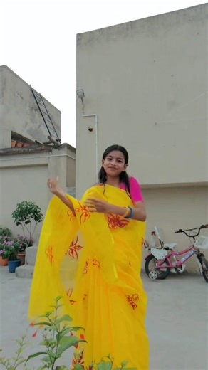 Saree Ke Fall Sa Dancing Trends 🔥 #dance #trending #youtubeshorts #viral #shorts
