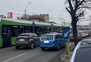 Un tramvai Imperio s-a stricat pe traseu, linia 32, blocată pe Calea Rahovei, anunță STB | UPDATE • Știri București