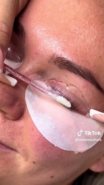 Unlock Gorgeous Eyes with Our Lash Lift System