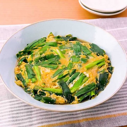 少ない材料で作れる！ ニラの卵とじのレシピ動画・作り方 | デリッシュキッチン