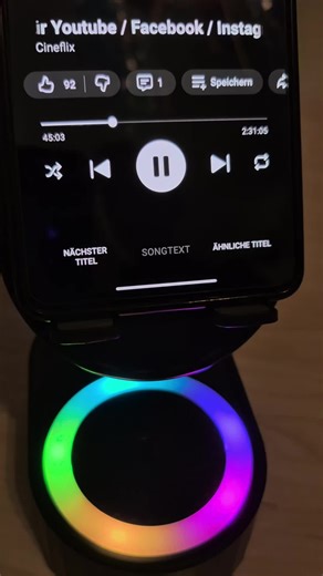 Leg dein Handy drauf und der Sound geht sofort los 🔊 Dieser induktive Lautsprecherständer verstärkt den Handy Sound direkt beim Auflegen. Kräftiger Klang, 9D Surround Effekt und stylische RGB Beleuchtung. Perfekt für Videos, Musik oder Serien auf dem Smartphone oder Tablet. Jetzt ausprobieren – Link mit dem Einkaufswagen Button 👇 #handylautsprecher #gadgettok #techgadgets #smartphonestand #soundupgrade