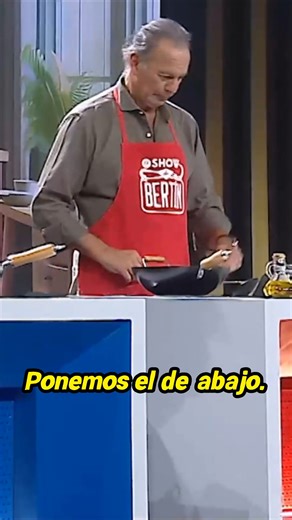 A Bertín Osborne parace que no se le da muy bien COCINAR. Extracto del Show de Bertín del pasado Viernes con Antonio Resines como invitado... Pasará por las distintas secciones del programa el atril, los bertinazos y mucho más. #bertinosborne #entrenimiento #andalucia #anecdotas #risas #fblifestyle | Muy Fans de Andalucía