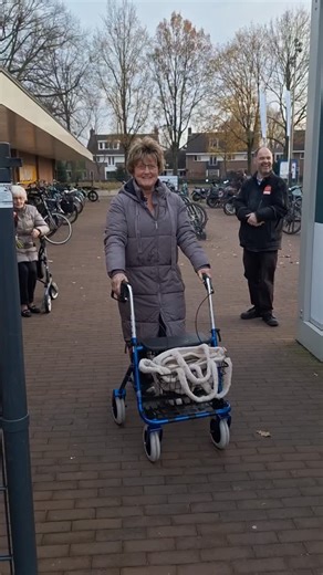 🛍🦽 Deelrollators in het citycentrum - bedankt Hannie, Ine & Nancy! Vanaf vandaag kun je bij de bewaakte fietsenstalling (Pleintjes 122) gratis een rollator lenen: 🔑 Geef je fietssleutel als onderpand en gebruik tot sluitingstijd (openingstijden Cityccentrum). Hun verhaal: Hannie: "Ik ben best mobiel, maar met een rollator het centrum in wandelen." Wethouder Huub Stroeks: "Gaan we doen! Dit soort initiatieven uit de samenleving is precies waar we als gemeente voor staan." 💡 Probeer hem uit en