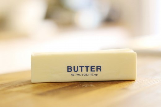 How to Substitute Butter for Vegetable Oil When Baking a Cake