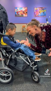 10M views · 539K reactions | It was so cool to see Aerosmith’s Steven Tyler playing games (and eating pizza!) with this little fan this past week. What an amazing moment!   TT: TheMcLeodFam IG: TheMcLeodFamily | Chuck E. Cheese | Facebook