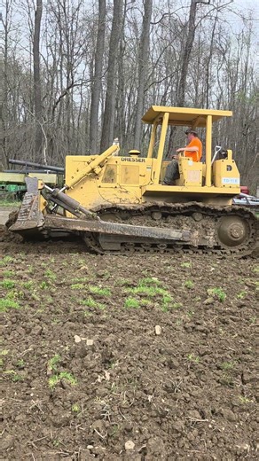 Dresser (IH) TD15E dozer cleaning ditches