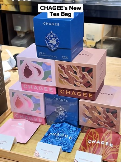 Now you can make CHAGEE at HOME! CHAGEE's New Tea Bag Series @CHAGEE Malaysia Comes in 3 best selling flavours: ✅ Peach Oolong Tea - RM29 ✅ BO-YA Jasmine Green Tea - RM25 ✅ Da Hong Pao Oolong Tea - RM29 📍Available at all CHAGEE outlets 🎥@amirahfoodie