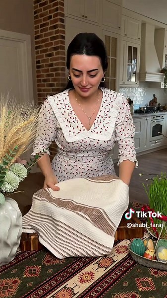 Ərzaqlar : Un 1,5 kq Kərə yağı 200 qr Duru yağ 50 ml Yumurta 3 ədəd Xama 100 qr Şəkər tozu 1,5 x.q Duz 0,5 ç.q Maya 0,5 ç.q Esensiya 1 damcı Vanil İçlik Un 0,5 kq Şəkər tozu 2,5 st Razyana 1 x.q Cirə 0,5 x.q Kərə yağı 5 x.q Xəmiri yoğurub acımasını gözləyin sonra kündədə də gözlədin. Özünə gələn kündələri açmağa başlayın. Dəzgaha əvval duru yağ çəkin ki,bitirənədək donmasın və dəzgahdan rahatlıqla çıxsın. Aralarını kərə yağına sarıkök qatıb yağlayın. 5 kündə yayıb içliyi əlavə edin. 4 kündəni də