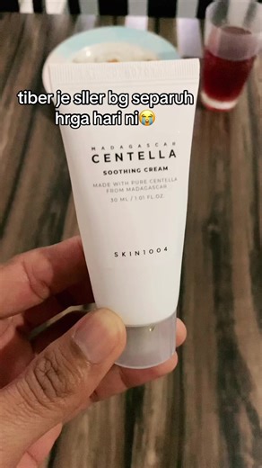 Kulit merah, pedih, breakout atau barrier tengah rosak? Cream ni fokus tenangkan & pulihkan kulit. Fungsi utama: ✔️ Tenangkan kulit sensitif & kemerahan ✔️ Baiki skin barrier ✔️ Kurangkan iritasi & rasa pedih ✔️ Kunci kelembapan tanpa rasa berat ✔️ Sesuai untuk semua jenis kulit (terutama sensitif & acne-prone) Kenapa wajib cuba? 🌿 Centella asli dari Madagascar 💧 Tekstur ringan, cepat serap ✨ Tak berminyak, tak melekit 🚫 Bebas alkohol & fragrance Cara guna: 👉 Guna sebagai langkah terakhir sk