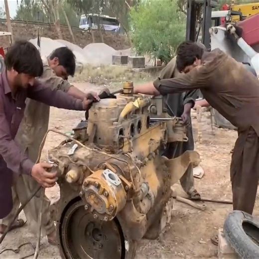 Part 2. Rebuilding a Komatsu D65-A Dozer 220 HP Diesel Engine -Repairing Komatsu Dozer Engine a Bad Piston #pakistanitiktok #pakistani_tik_tok #repair #pakistani #pakistanitruck #pakistan #manufacturer | Engine Rebuild In Desert | Facebook