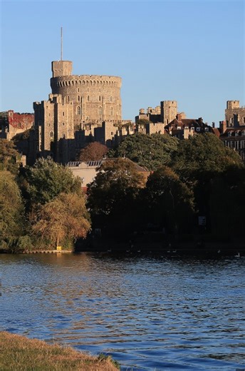 EML Charters Thames on Instagram: "🏰 Here’s something you might not know about Windsor Castle… The flag flying above the Round Tower changes with who’s inside. When the Royal Standard is raised, it means the monarch is in residence. When it’s the Union Flag, they’re elsewhere. A small detail - but one our skipper will point out as you cruise past. #EMLChartersThames #Windsor #RiverThames #DidYouKnow"